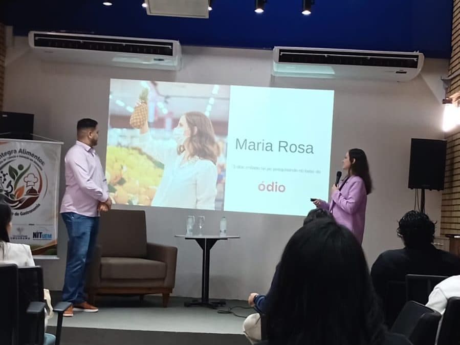 Dra. Maria Rosa apresentando a pesquisa da Frutify para um auditório na UEM, em Umuarama