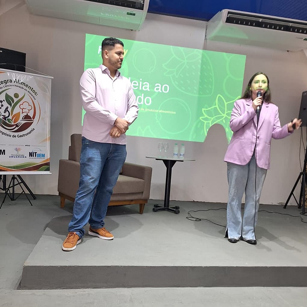 Raí Hara e a Dra. Maria Rosa Zorzenon no palco do I Integra Alimentos, na UEM, em Umuarama