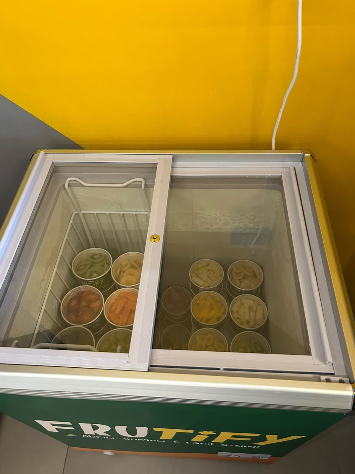 Freezer Frutify aberto com tampa de vidro