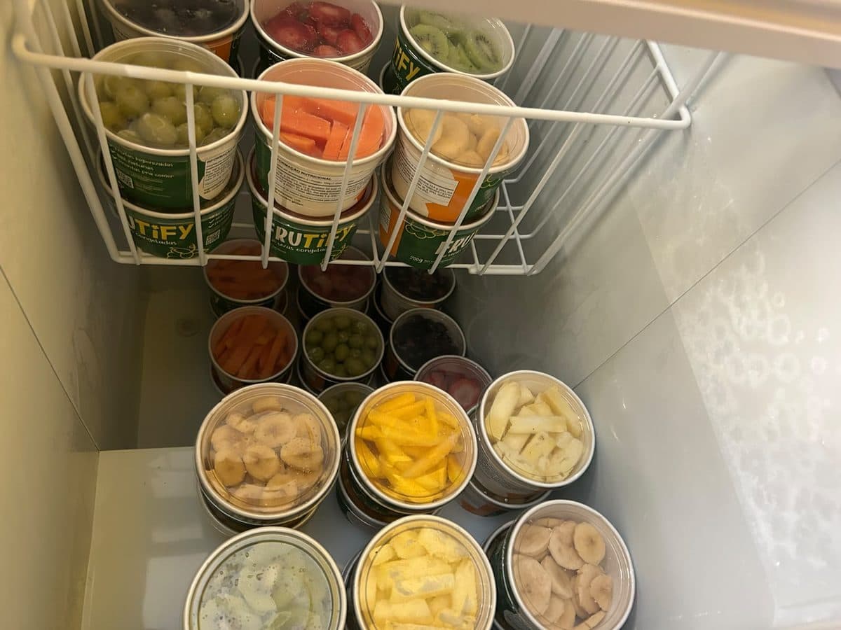 Cestos do freezer Frutify cheios de potinhos de vários sabores