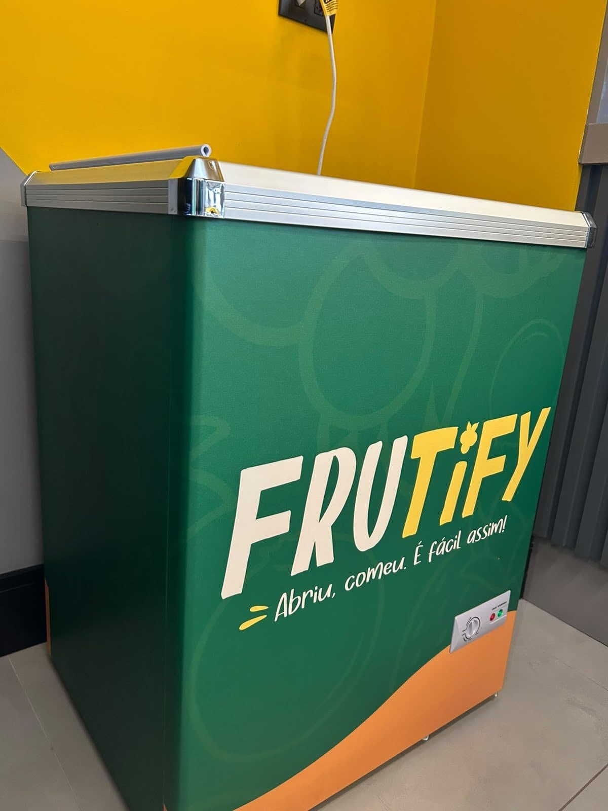 Freezer Frutify verde com a marca e o slogan